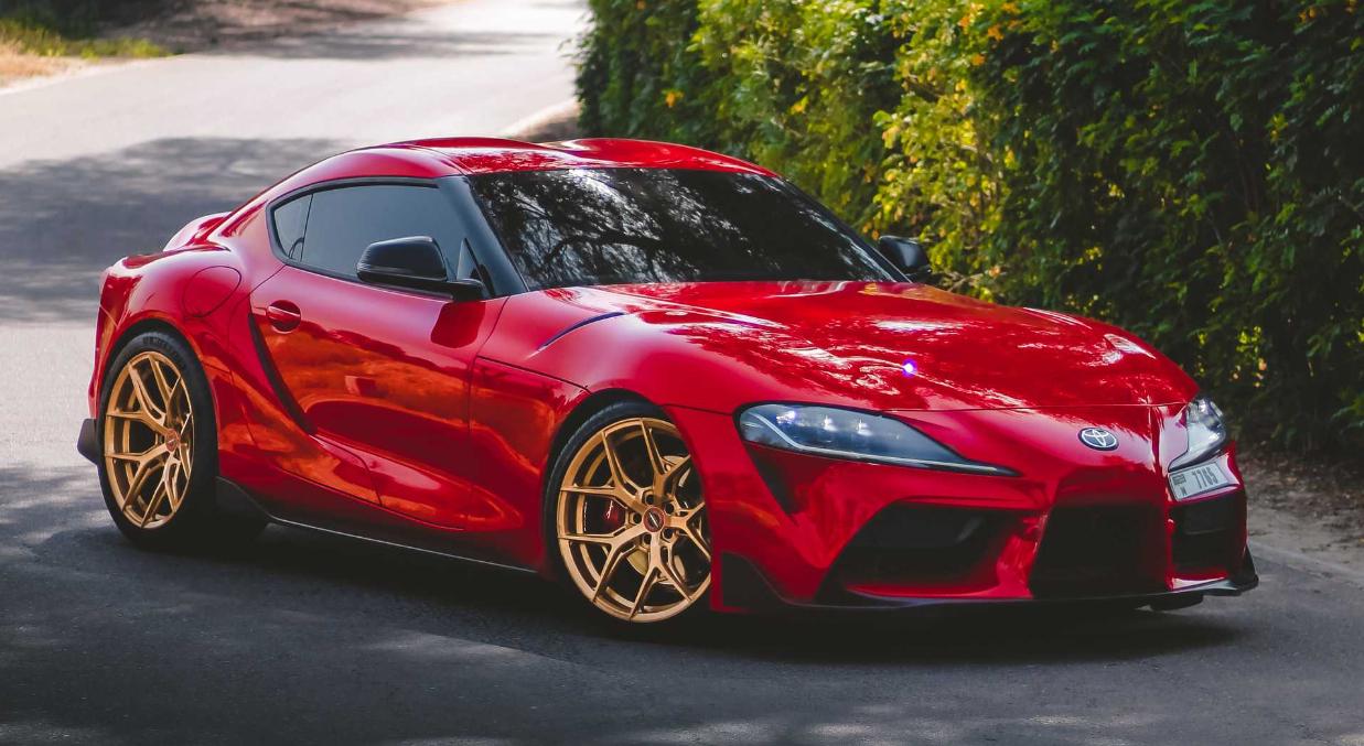 丰田SUPRA搭配金色沃森车轮：看起来很有*伤杀**力