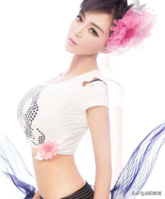 有种站姿叫潘春春的“仙女站”,一颦一笑简直就是美翻了