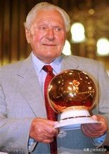 足坛生涯打进500球的球员,足坛历史上所有冠军都拿过的人