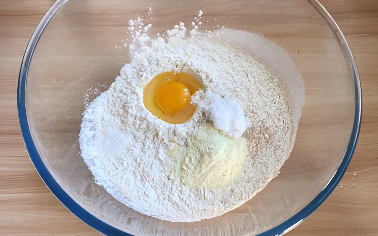 超级细腻柔软奶香面包做法,松软拉丝面包的做法和配方窍门