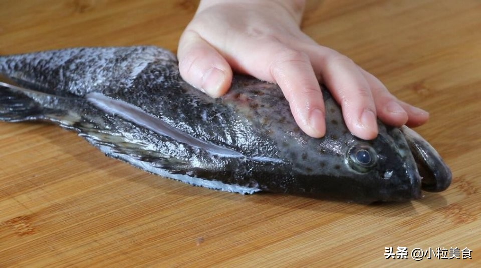 家宴上简单美味的清蒸石斑鱼,青石斑鱼除了清蒸还能怎么做