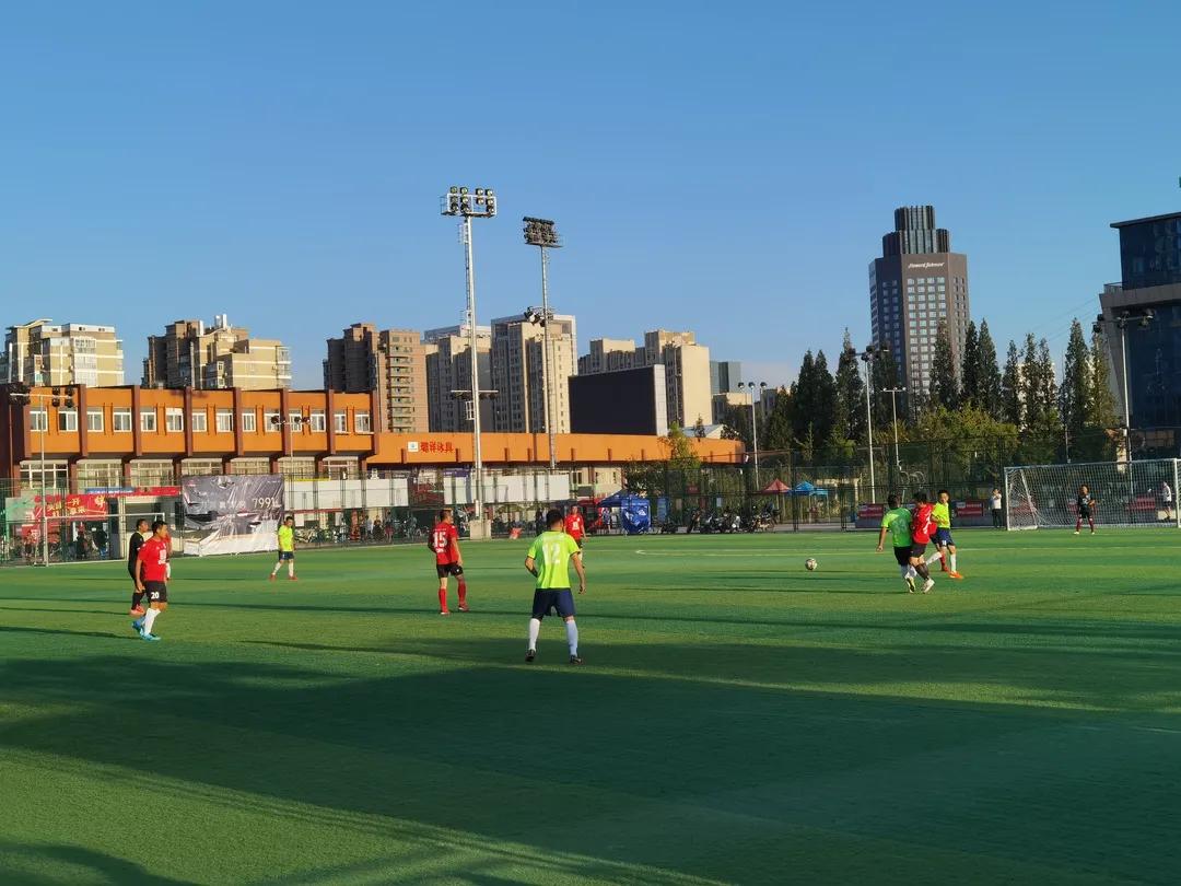 燃！近千名珠城“草根球侠”会战绿茵场