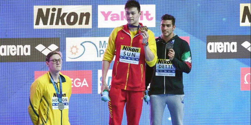 领奖台这一幕孙杨霍顿均回应,霍顿拒绝领奖孙杨回应