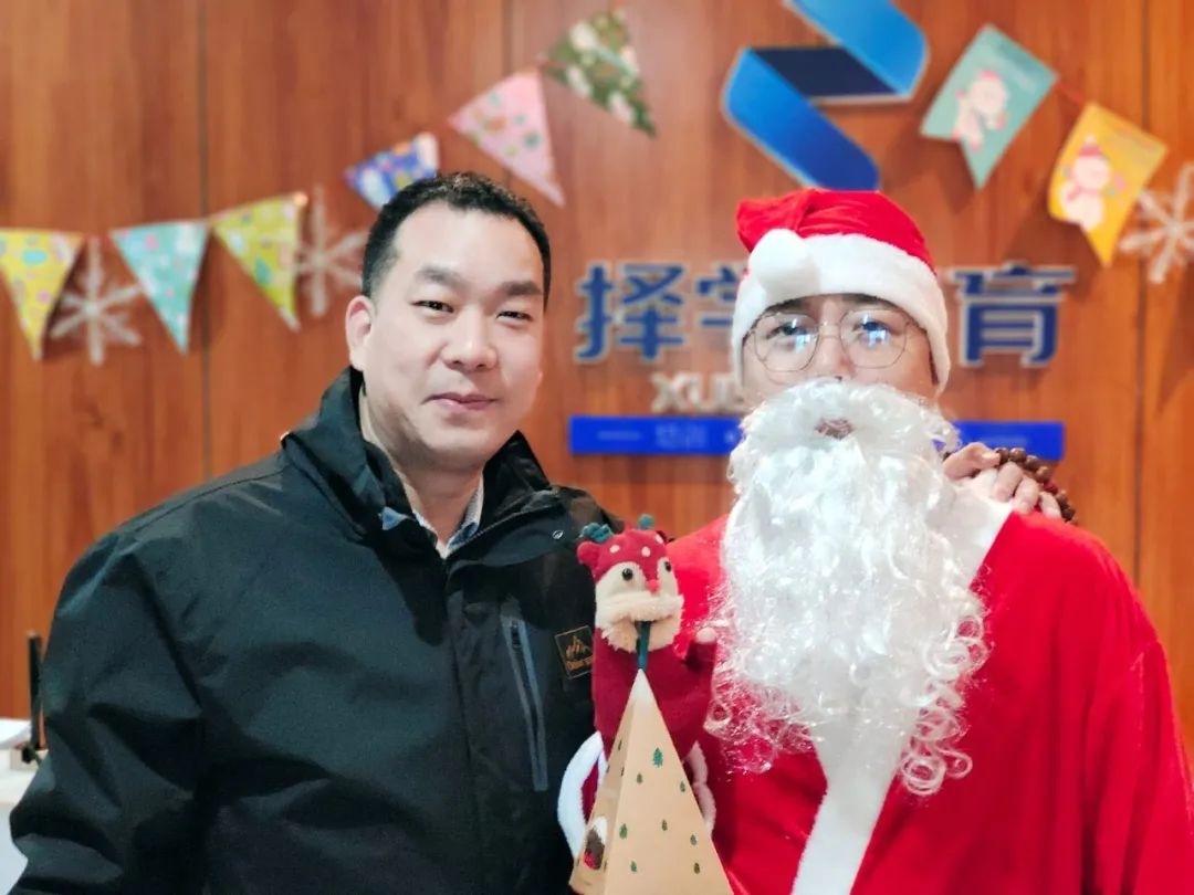 福利来袭！圣诞老人“空降”择学教育派发礼品