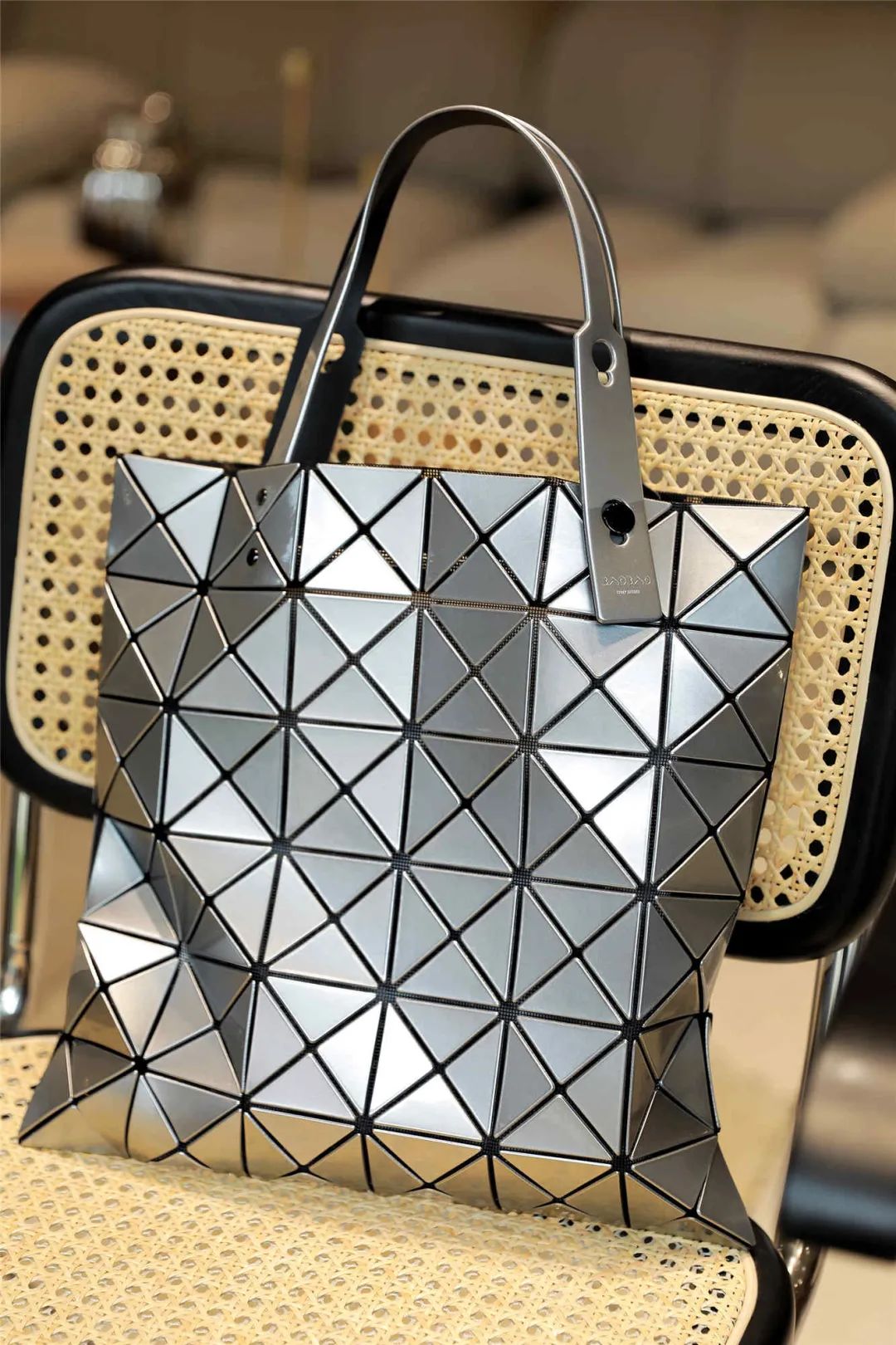 初入职场质感包包推荐,三宅一生包包属于什么档次的包包