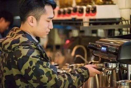 19岁创业卖奶茶估值上百亿凭啥,29岁靠卖奶茶40亿身价