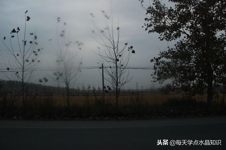 摸黑赶水晶原料交易早市去晚一晚人影都找着了