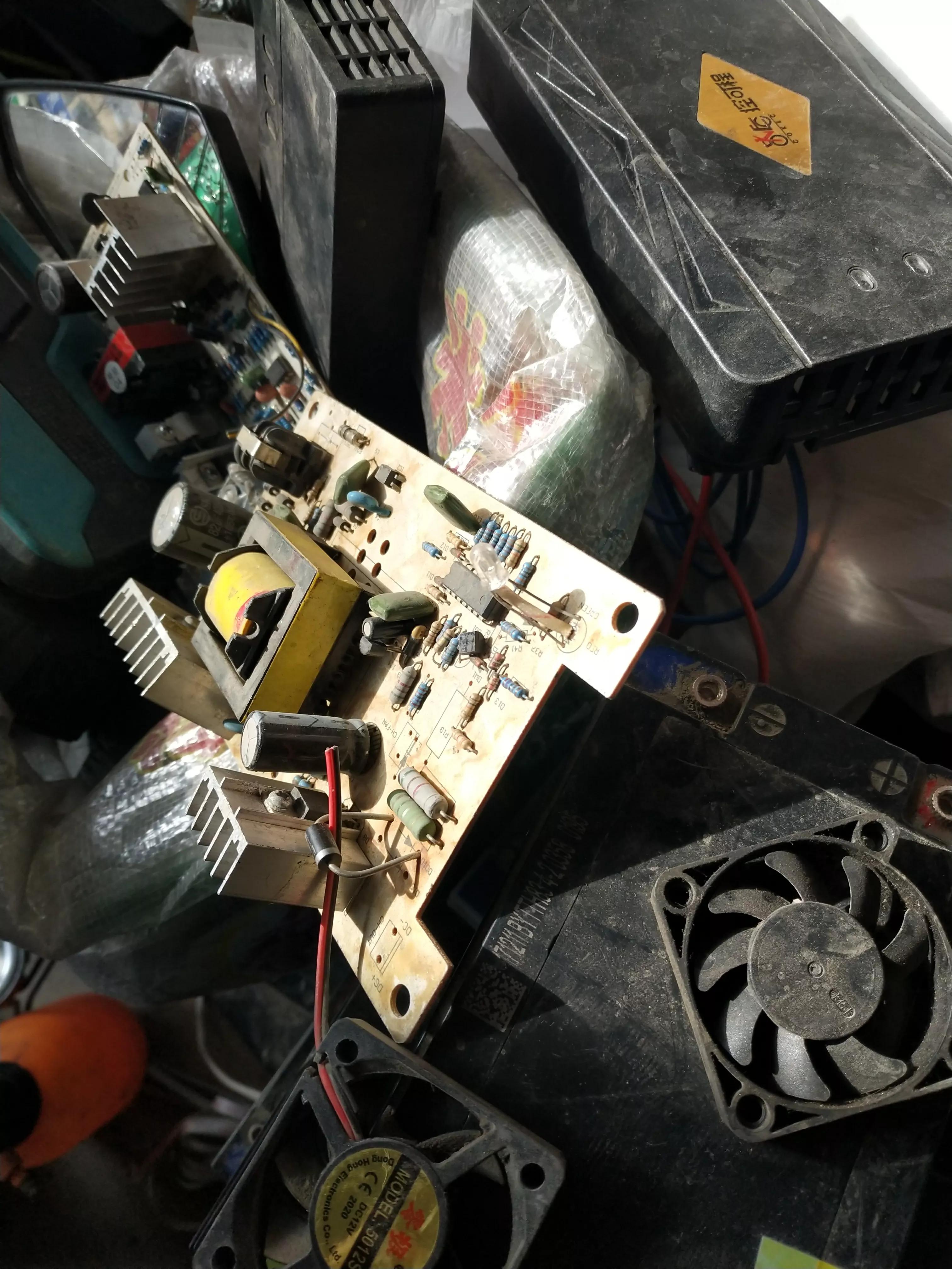 电动车充电器空载红灯闪嗒嗒响,电动车充电时充电器闪烁怎样修理