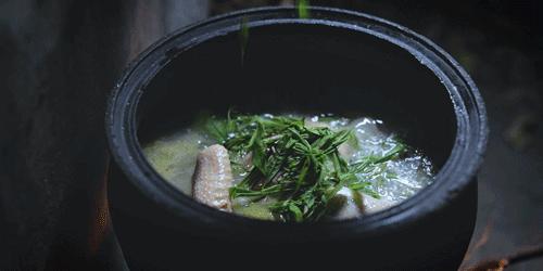 用废弃木床做书架,多功能流觞曲水桌