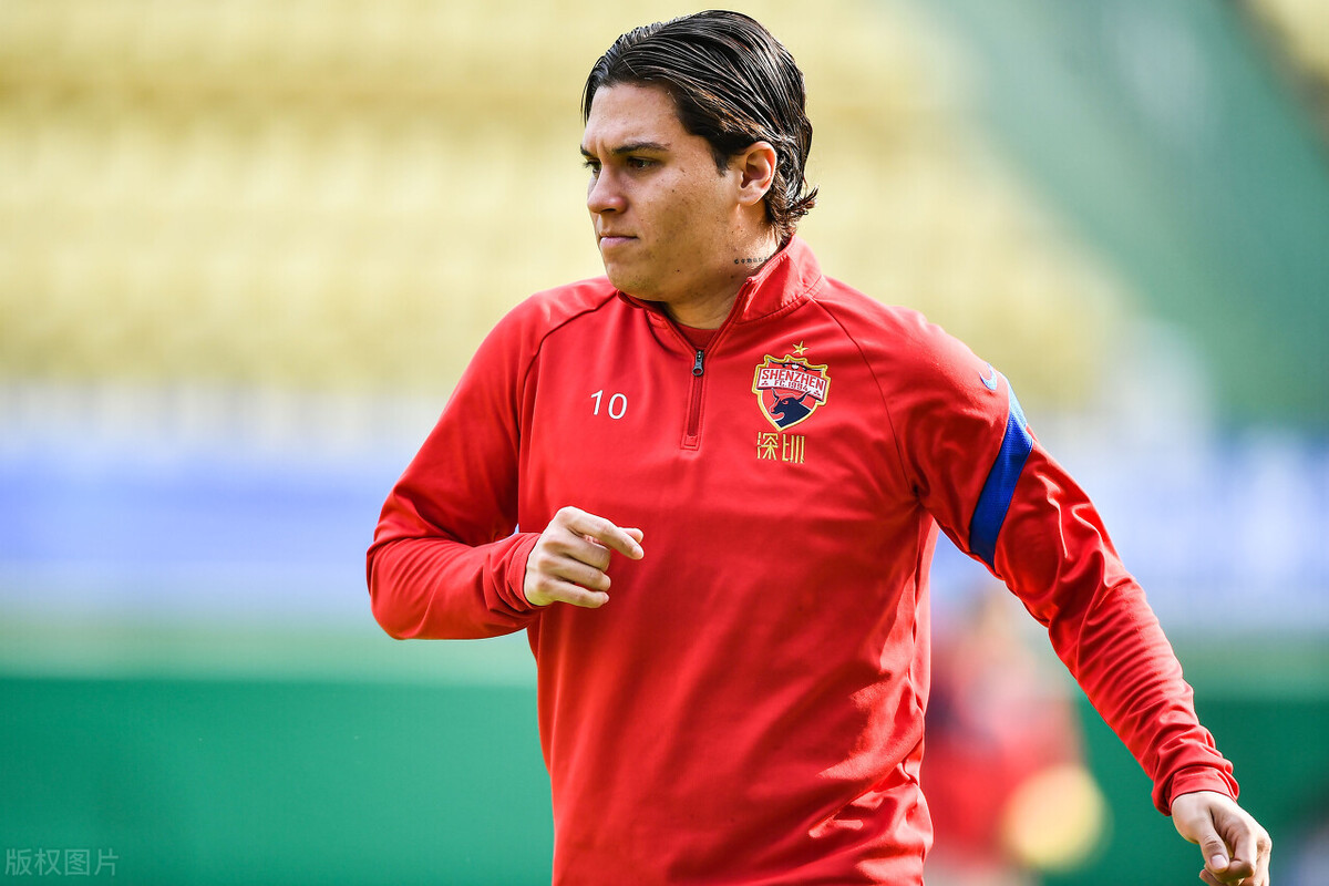 海报难改变现实！小球迷淋雨两小时后发问，深足外援不是很厉害吗