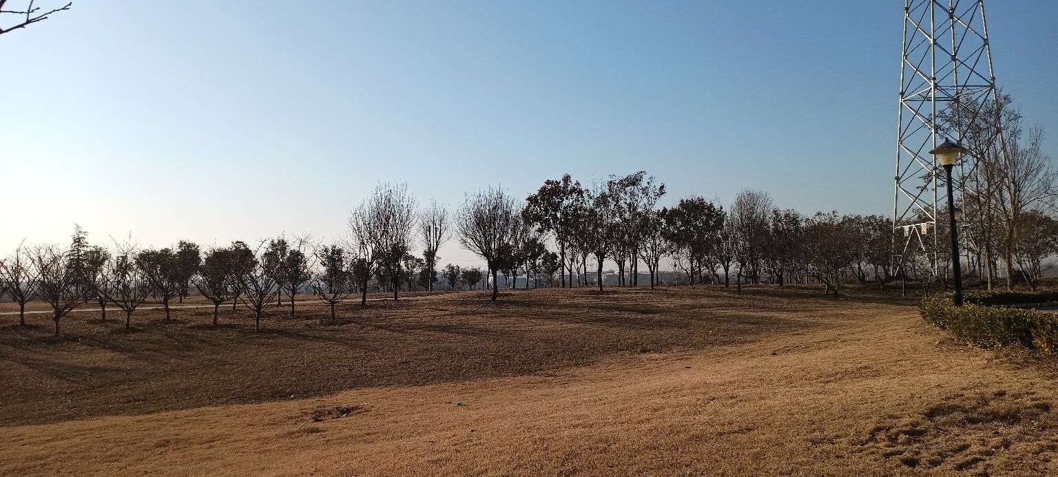 冬天的微锻炼，无意间找到一处篮球和足球场，非周末无人！来