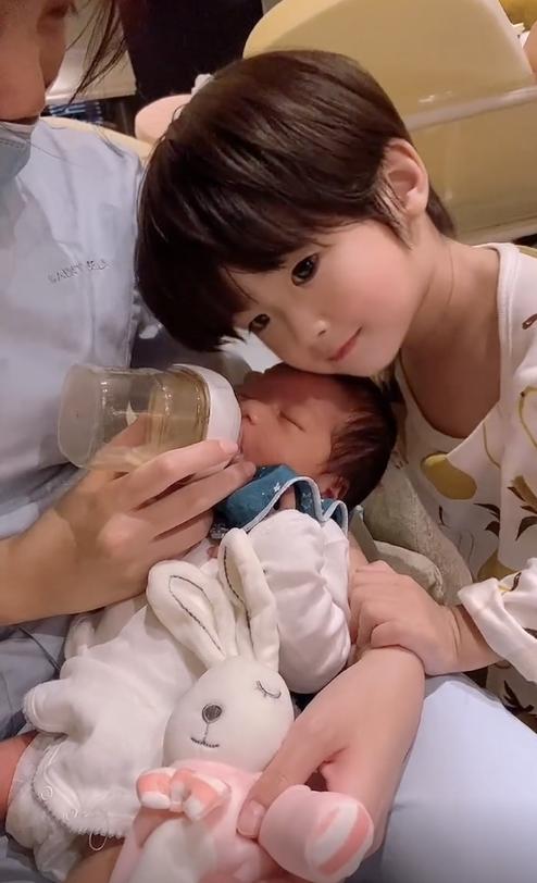 姜潮抱娃,姜潮抱儿子