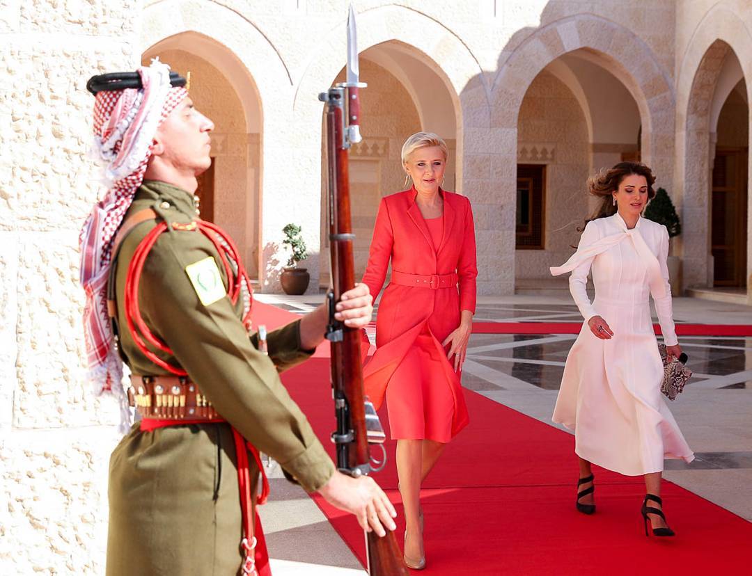 她打遍天下无敌手,红裙让丹麦王妃惨败,同框梅拉尼亚也是稳赢