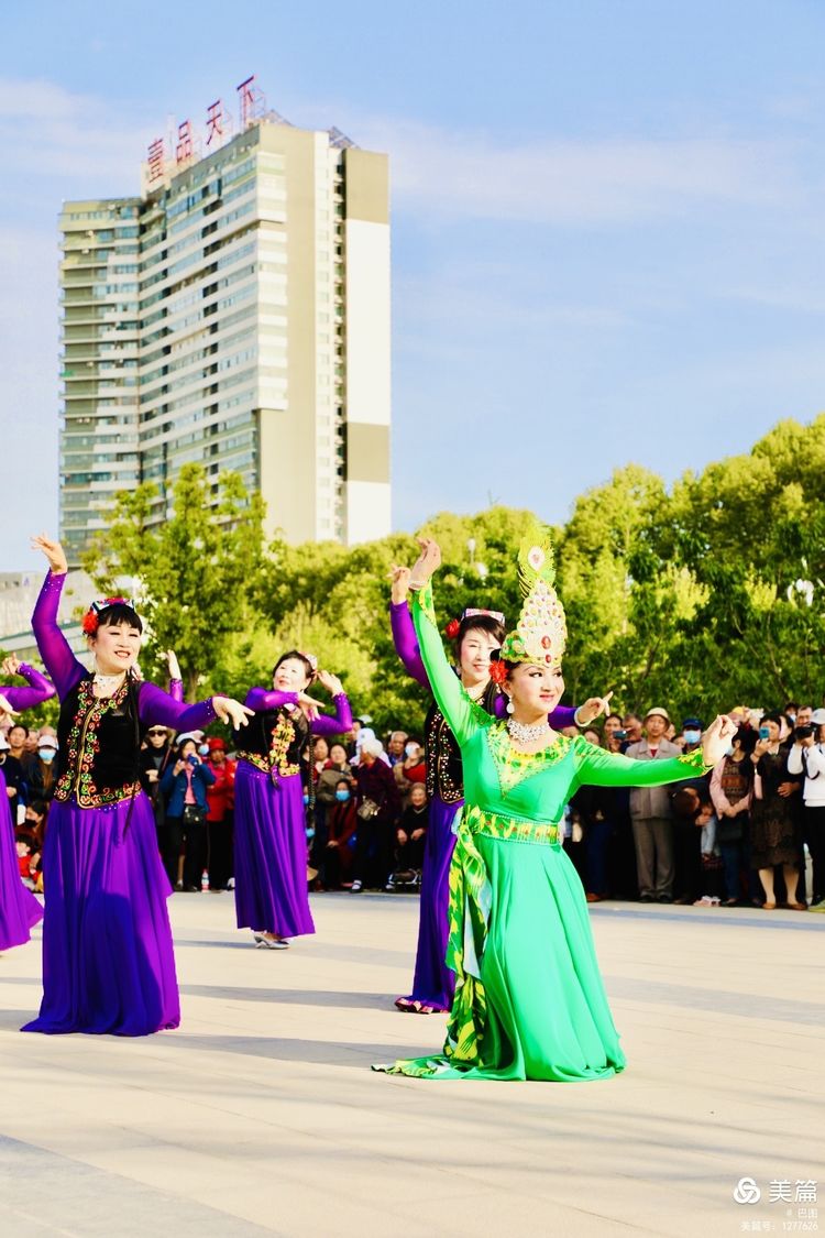 洛阳牡丹广场：*疆新**舞大联欢