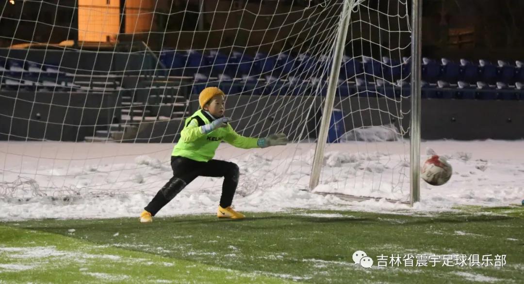 雪地快乐踢球,冰天雪地足球