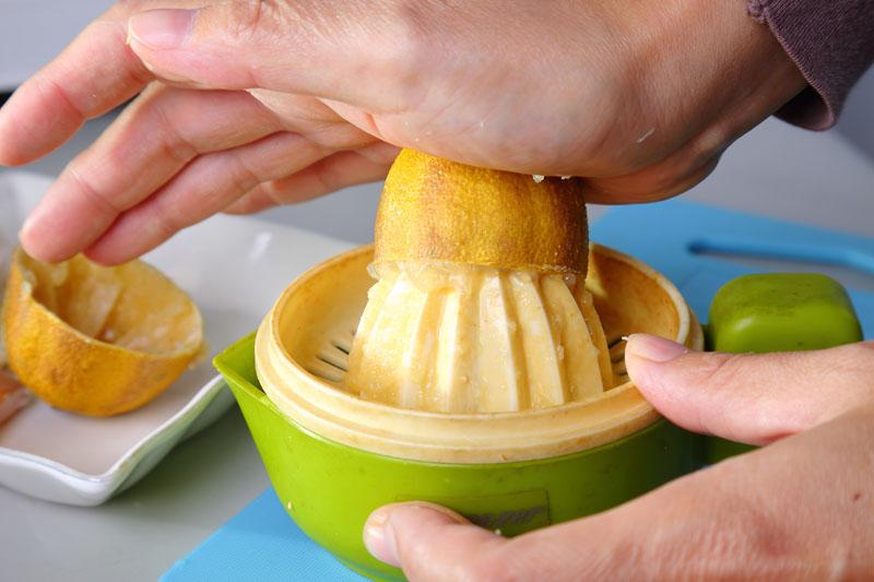 柠檬汁无需榨汁机,怎样使用榨汁机榨取柠檬汁