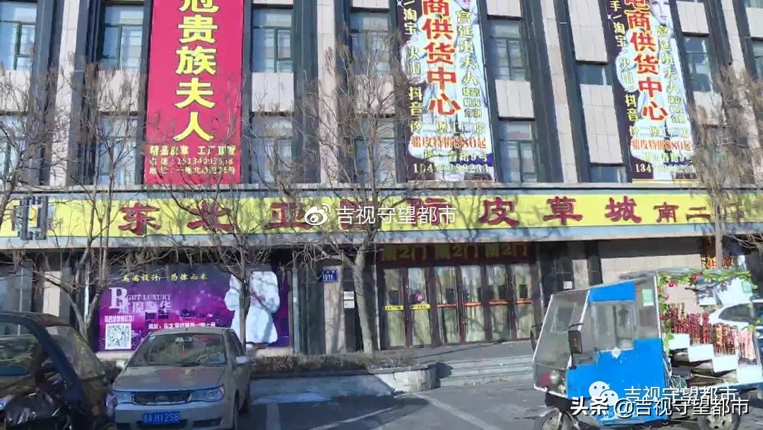 怀疑皮毛一体是“粘的”,顾客店内“撕衣服”