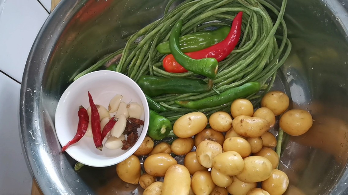 东北呼咸菜的食谱,老东北美食三餐必备的小咸菜