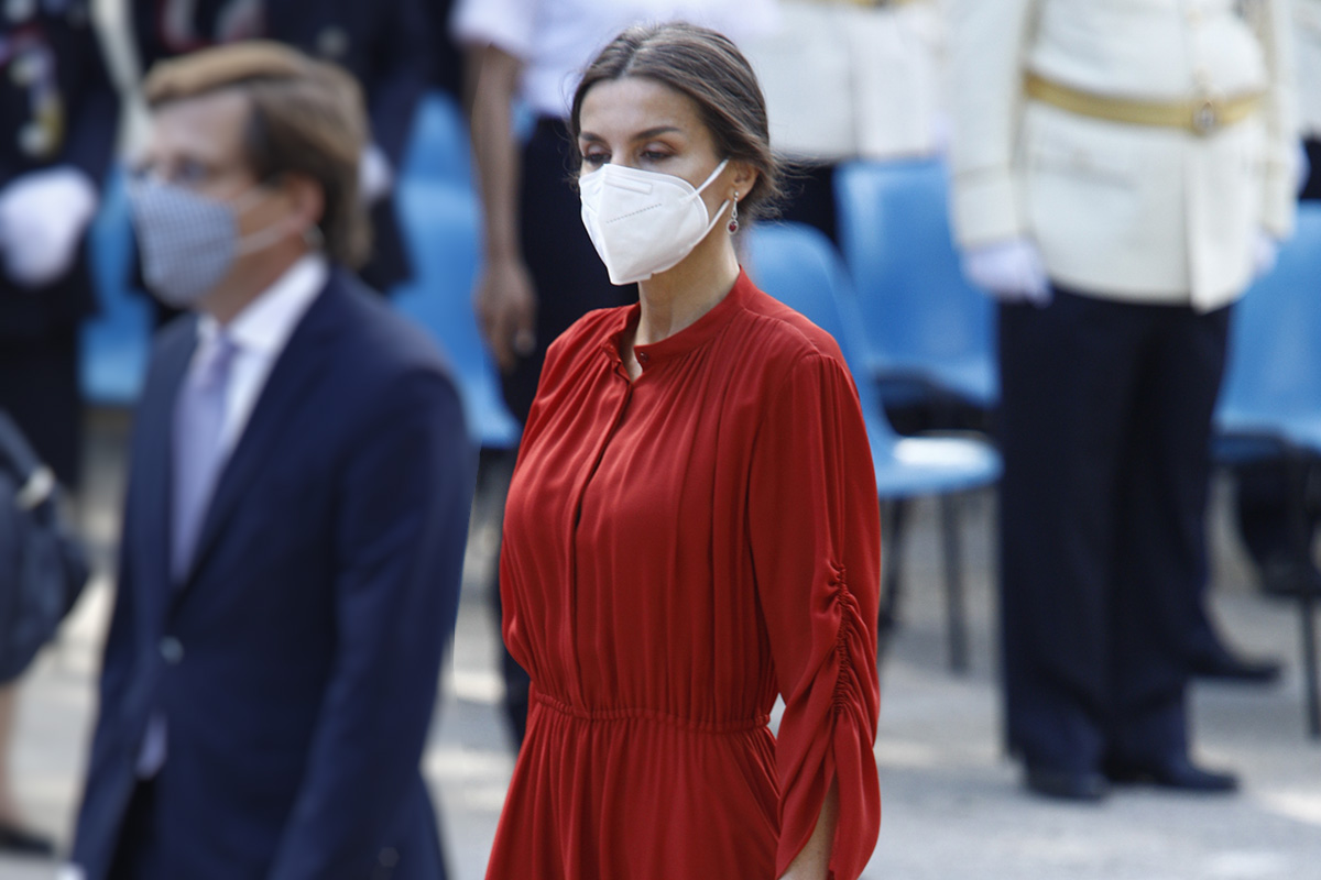 这是想开了？穿惯了Zara的莱后穿万元菲拉格慕红裙，也太美了吧