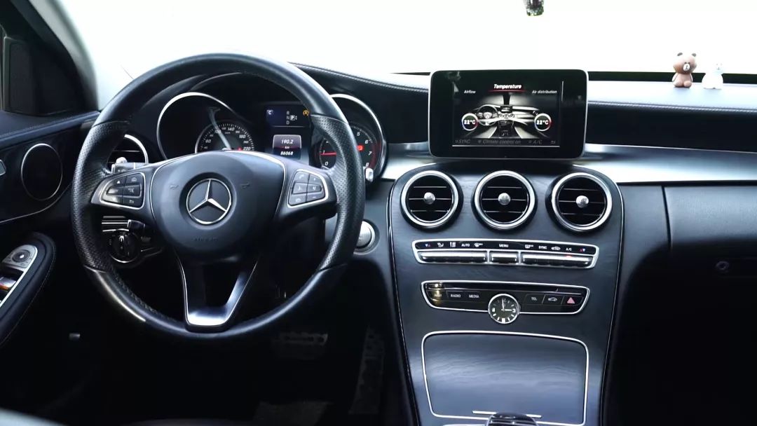 评两代奔驰C级：颜值就是战斗力
