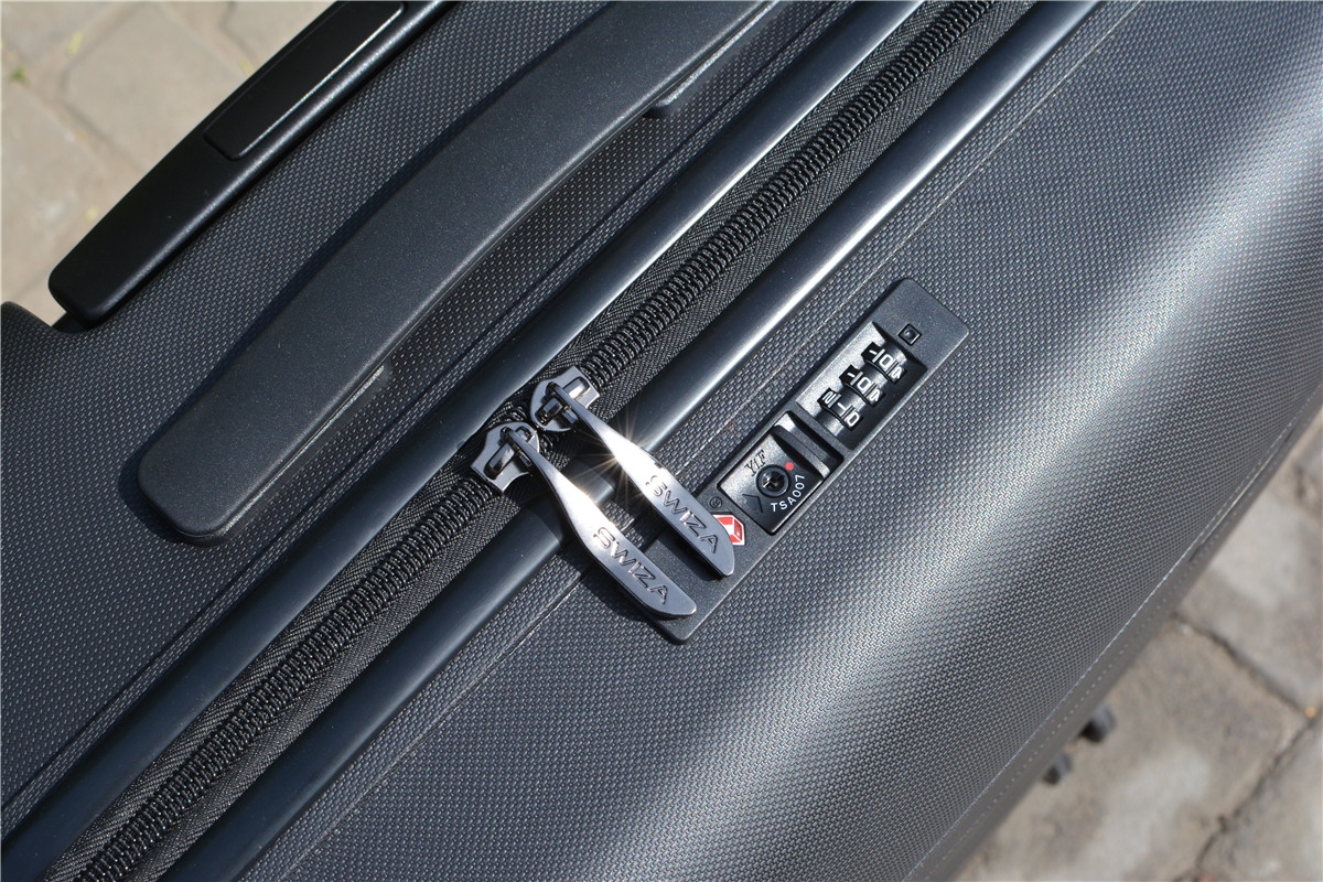 有了瑞士SWIZA行李箱，再也不用担心出差了，绝对颜值担当