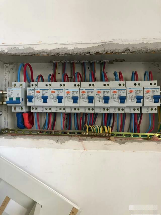 没跳闸插座爆了家里没电了怎么修,家里插座没电找不见哪里线断了