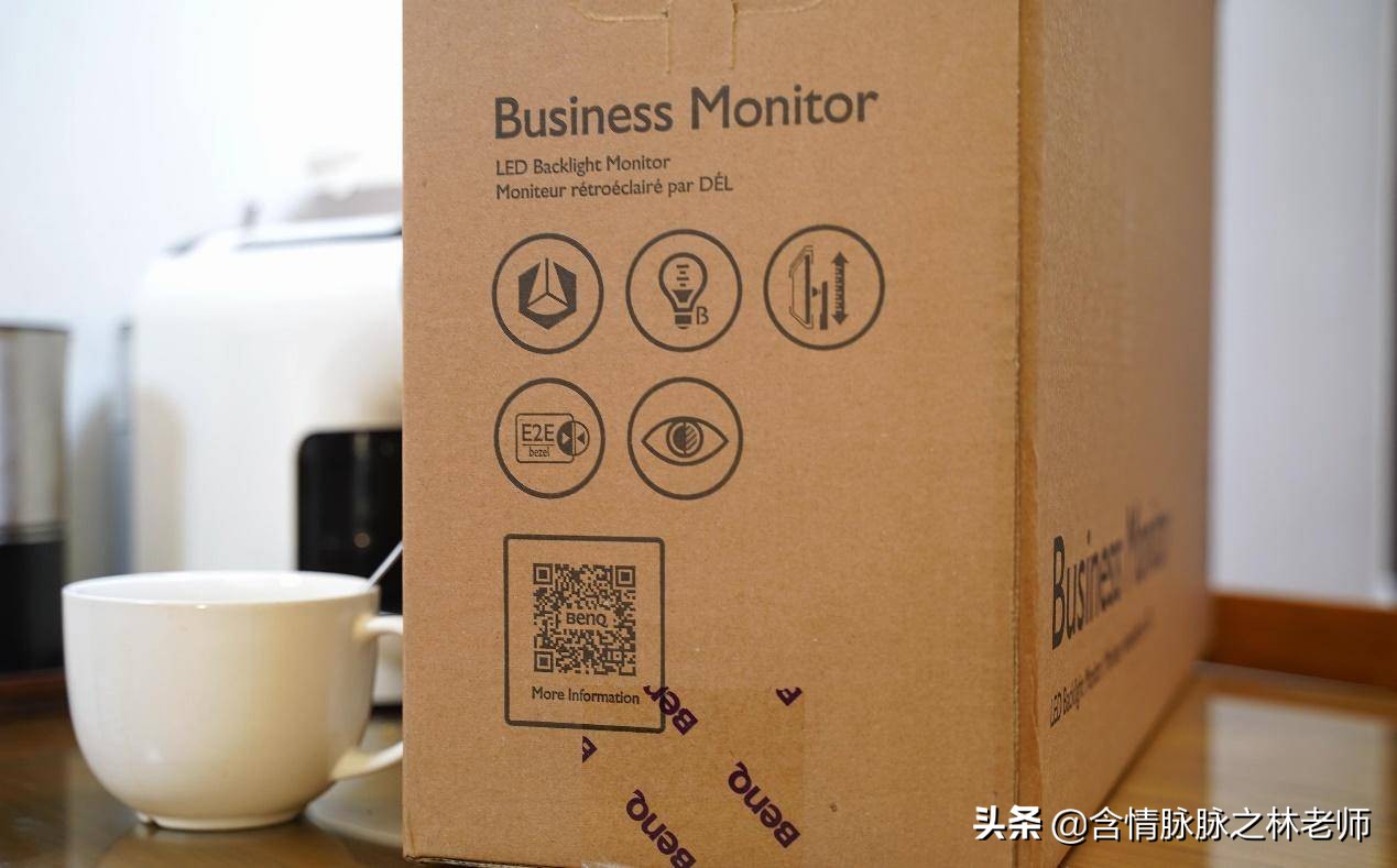 办公桌面打造,笔记本桌搭外接显示器精致布局