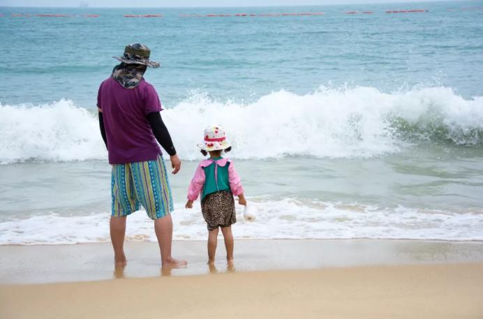 女儿放学突然看见打工的爸爸,女儿告诉妈妈看见鬼