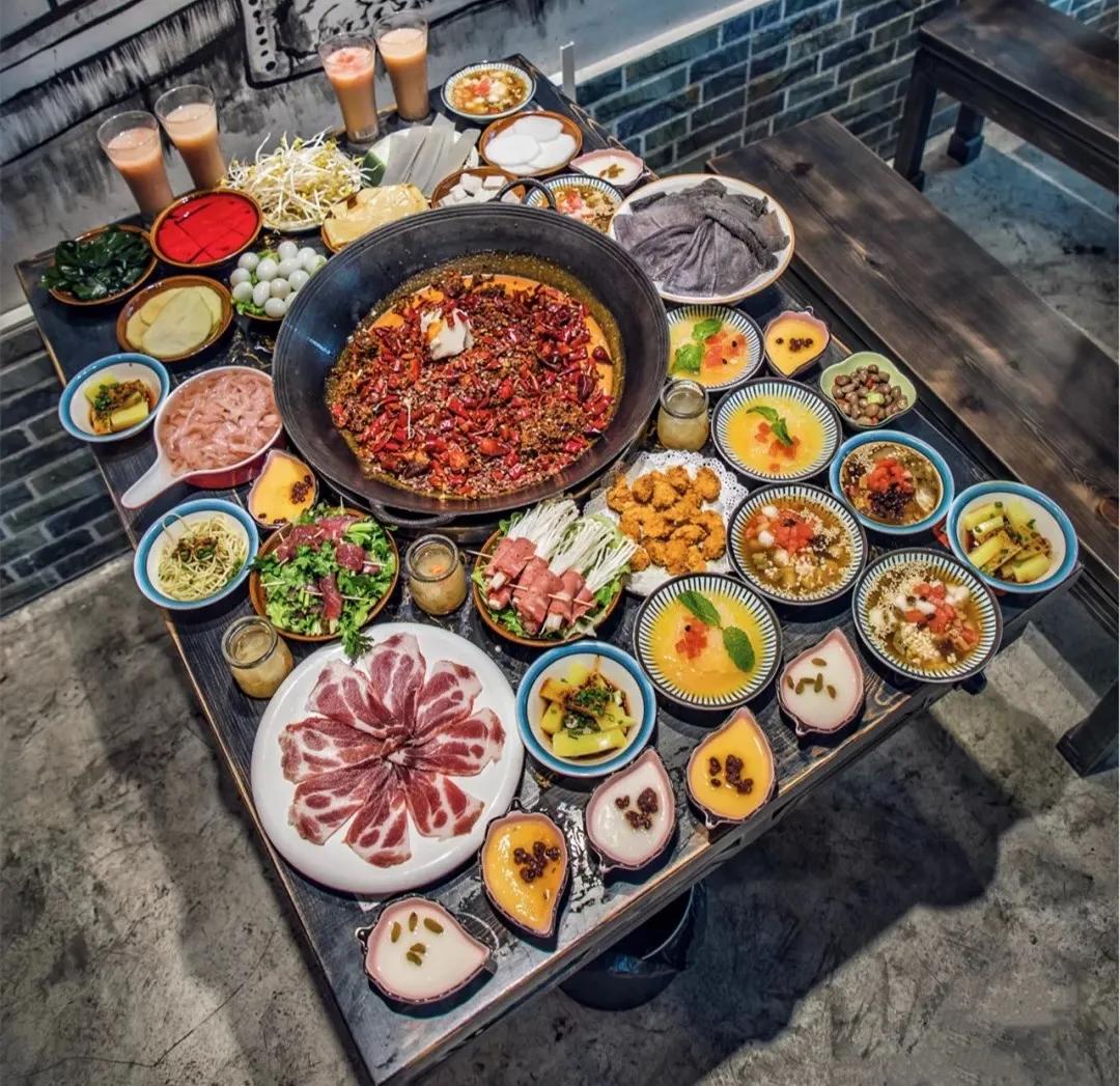 重庆火锅一整桌,重庆火锅一桌格子菜