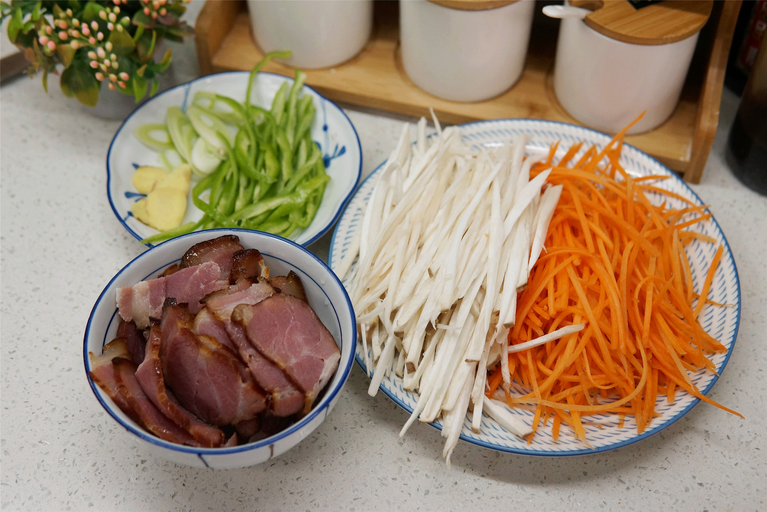 烟熏腊肉怎么炒不硬不咸,腊肉炒前用白腊浸泡法