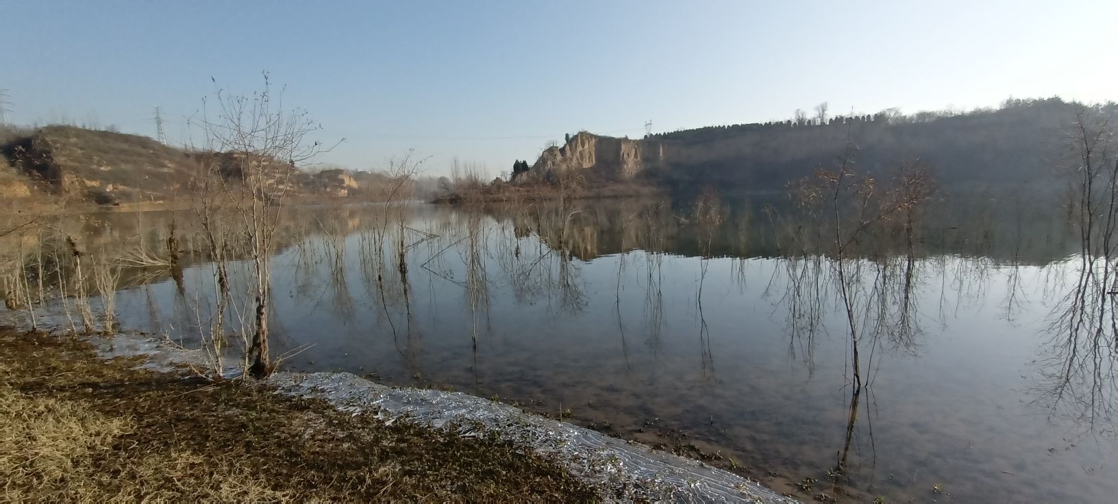 冬天的微锻炼，无意间找到一处篮球和足球场，非周末无人！来