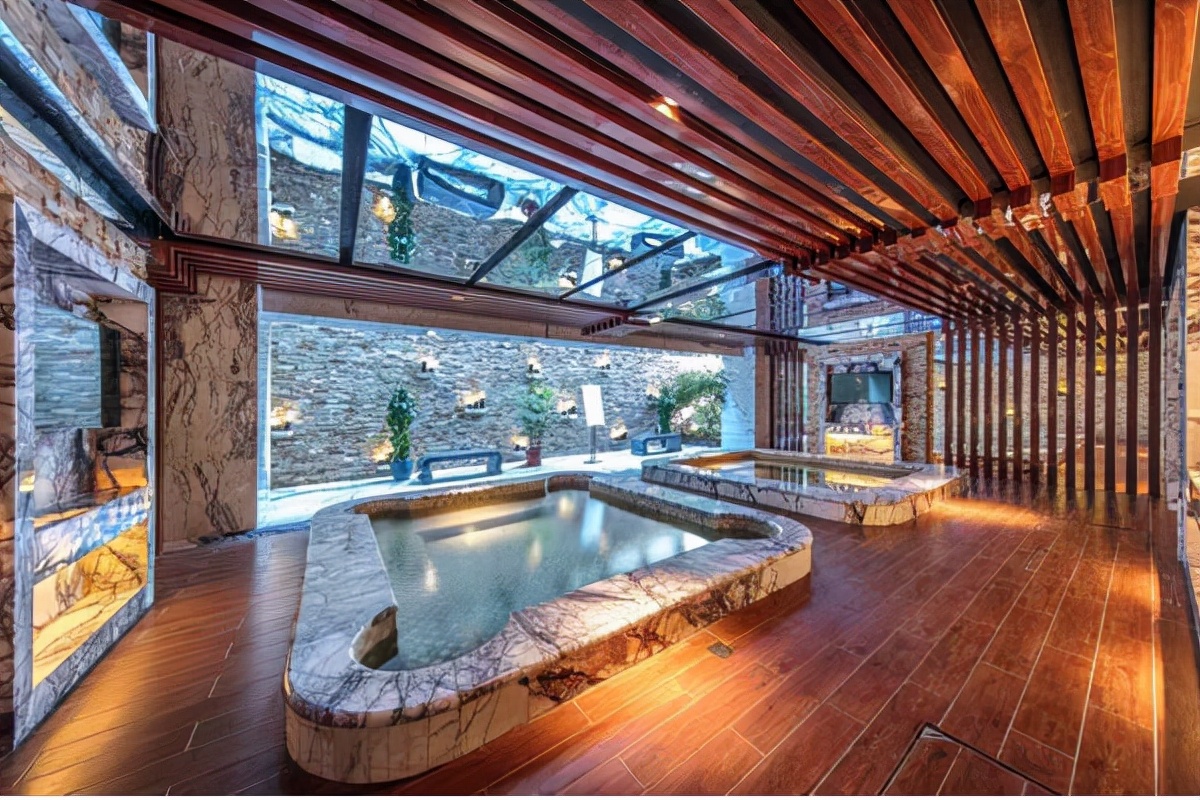 露天温泉泡一泡享受这惬意时光,温暖舒适温泉