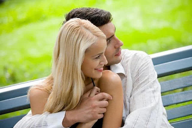 当一个女人面对两个男人很爱的人,一个女人面对爱情很懦弱