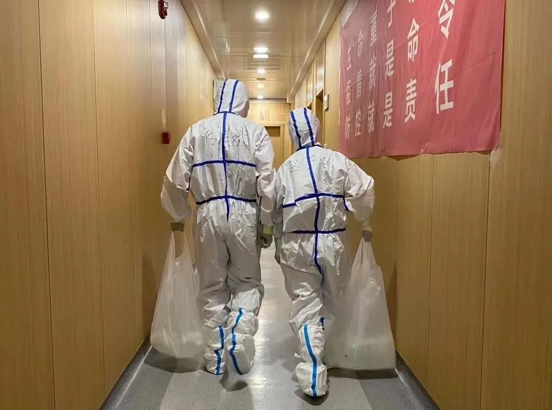 这批呼吸治疗“特种兵”不眠不休守护患者，曾历经SARS、H1N1流感、H7N9洗礼
