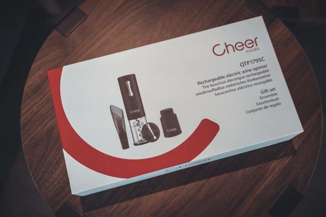 开红酒神器毫不费力的就开动了,有没有不用开瓶机打开红酒的方法