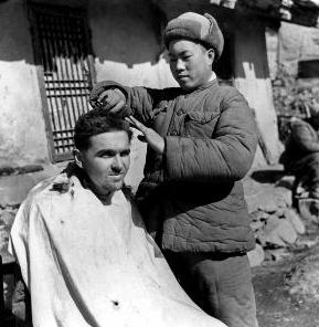 志愿军战俘营的特殊待遇：衣服鞋子定制的，开设运动会还有奖品拿