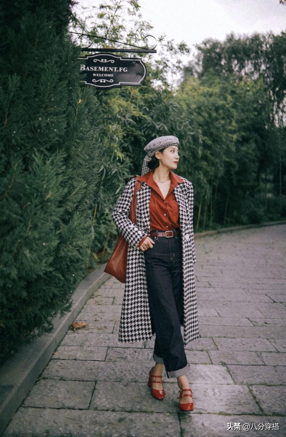 冬天“千鸟格大衣”怎么穿才高级？看看这些穿搭示范，保暖又显瘦