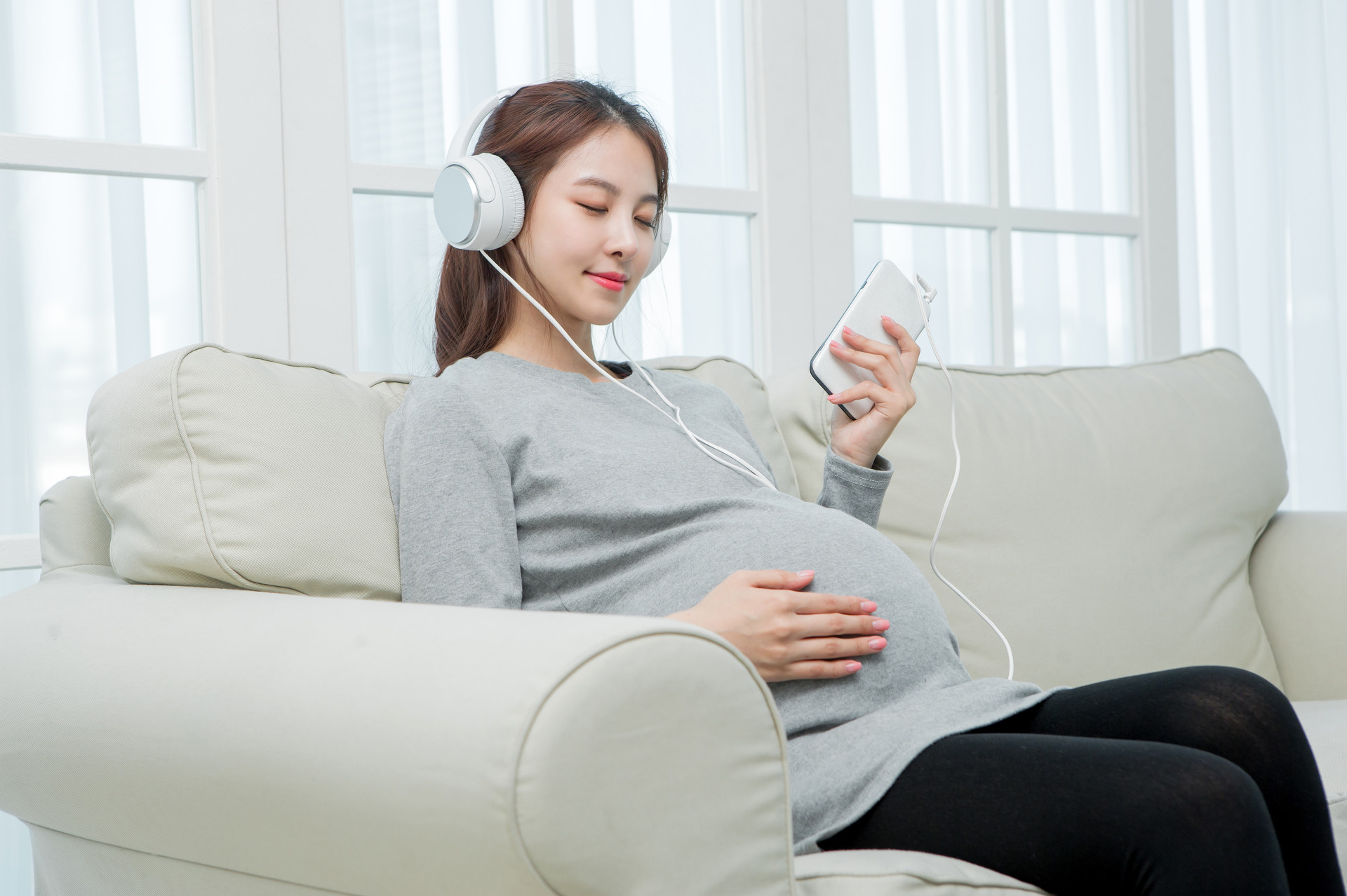 孕期晚上睡不着睡得晚有危害吗,怀孕后睡不好觉是什么原因