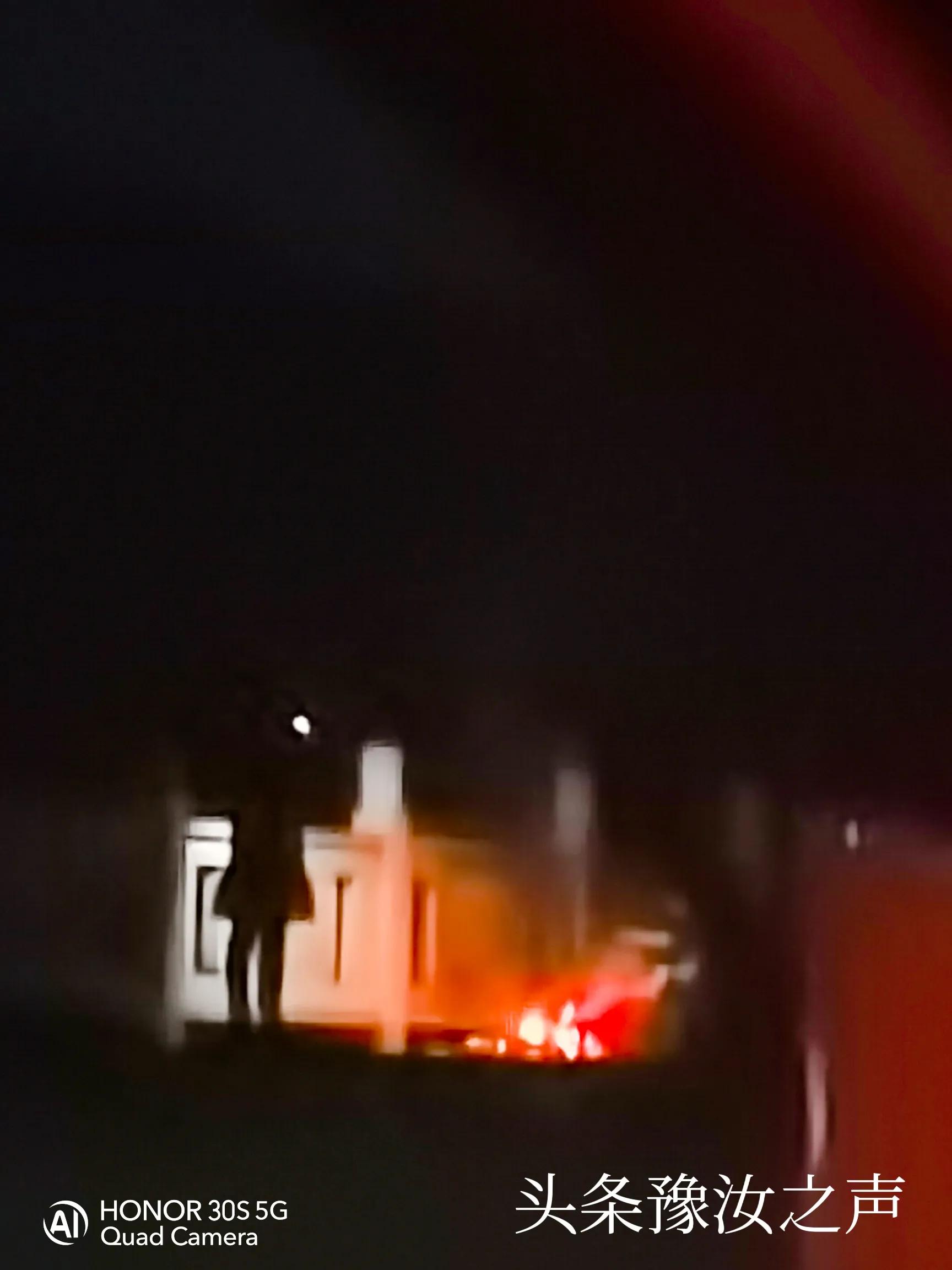 十月初一送寒衣需要点香点蜡烛吗,十月初一给亲人送寒衣都烧什么