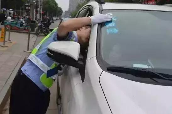 交强险标志和年检标志还用不用贴,现在交强险标志用不用贴在车上