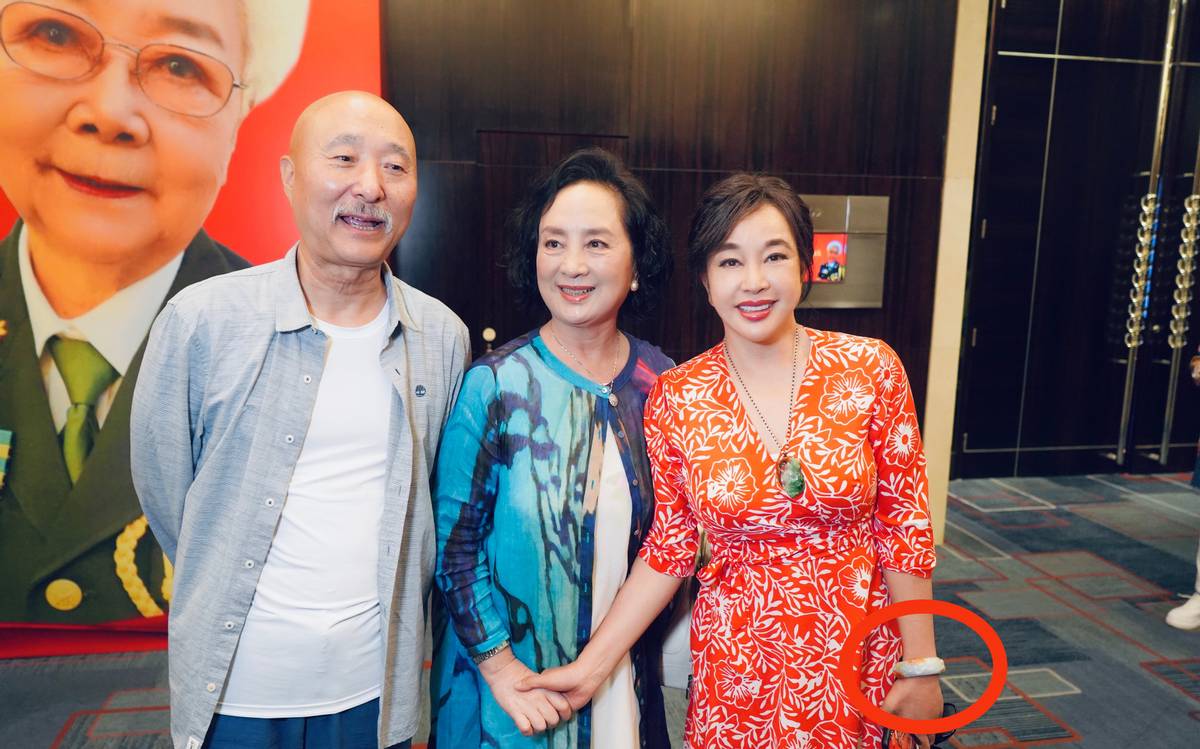 刘晓庆一手戴一个翡翠手镯,刘晓庆办书法展究竟是为了什么