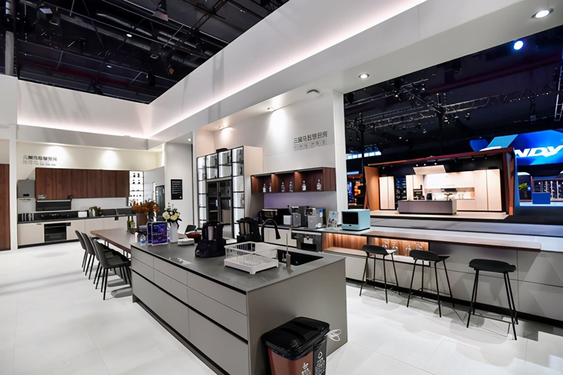 海尔高端品牌卡萨帝冰箱尺寸,买海尔冰箱顶配还是买卡萨帝冰箱