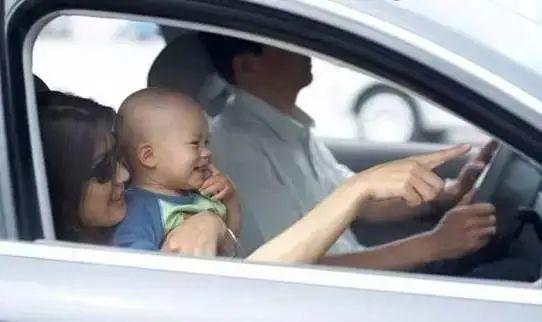 大腿放在中控台很舒服？老司机：顶不住