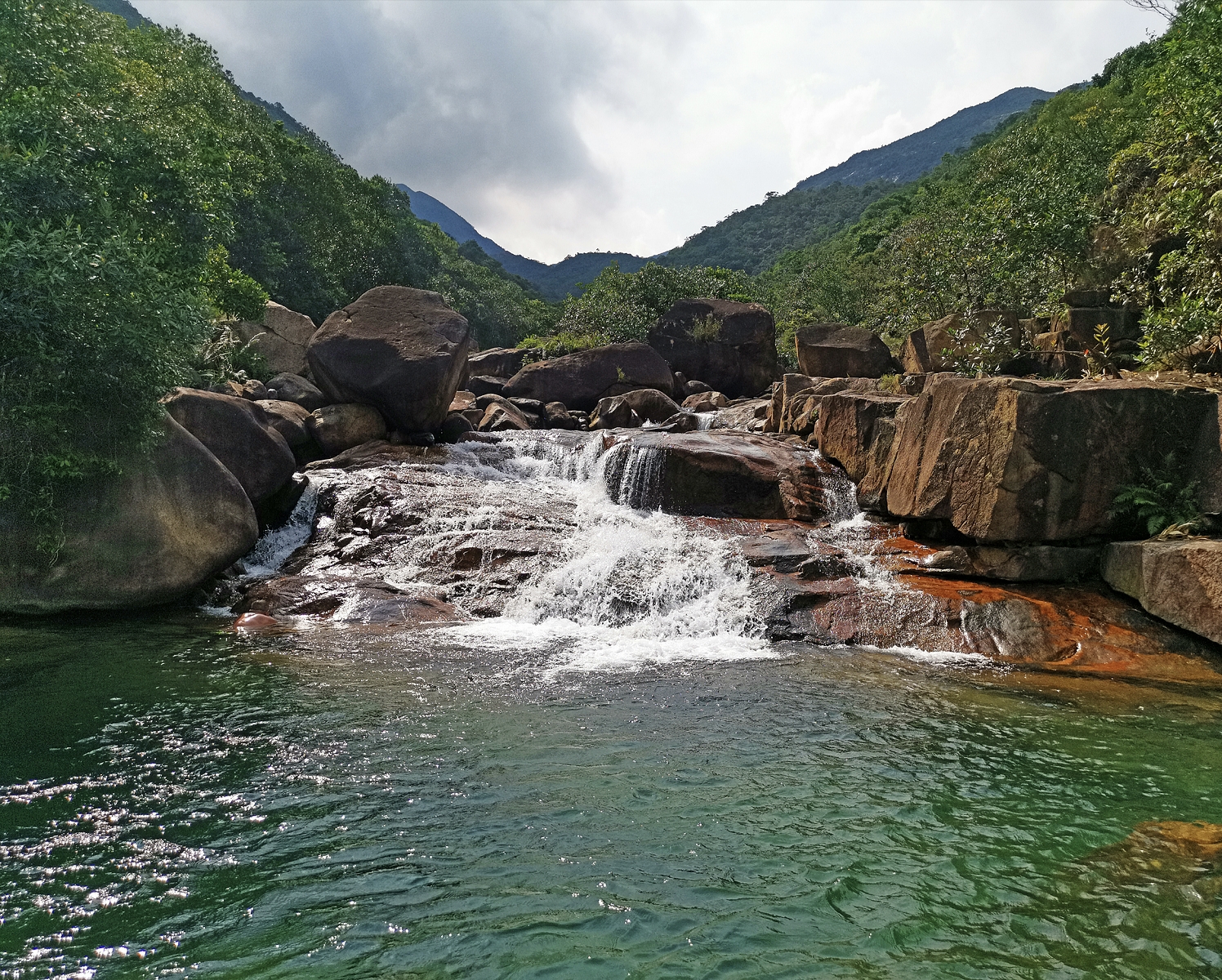出租养殖鱼塘一亩要多少钱,农村无人看管养殖鱼塘