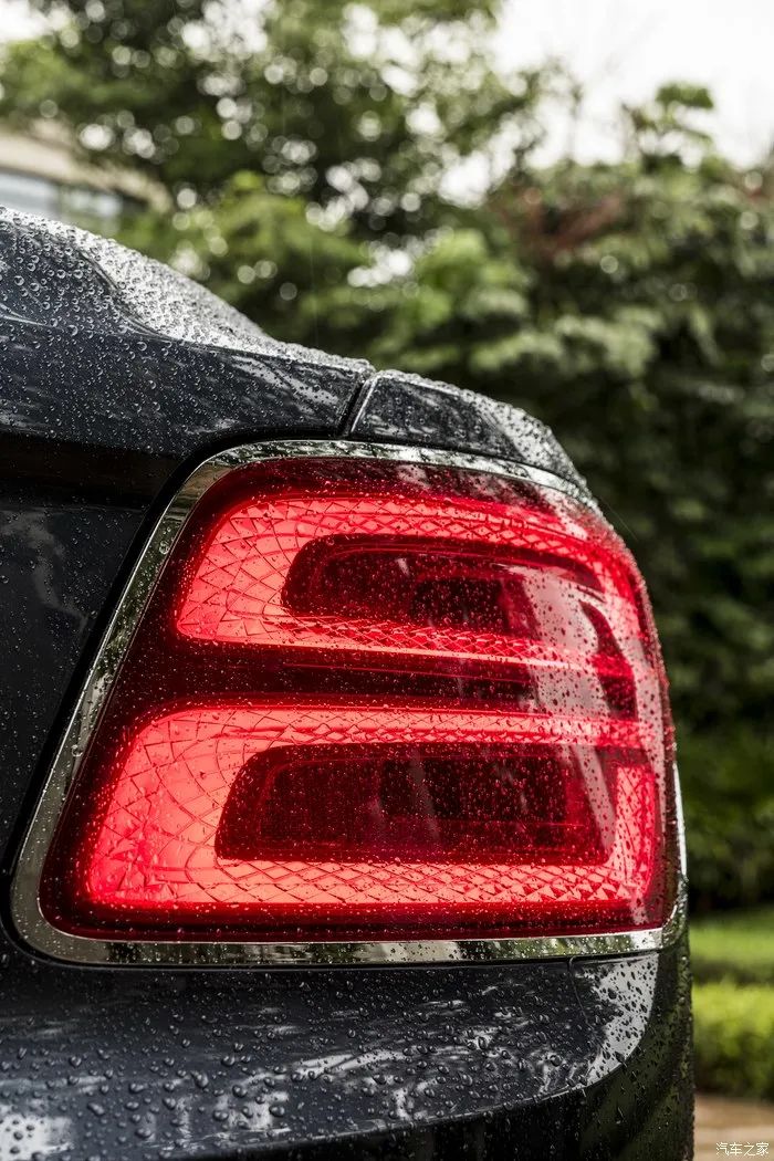 宾利飞驰对比迈巴赫s480气场,宾利飞驰街拍气场霸气视频