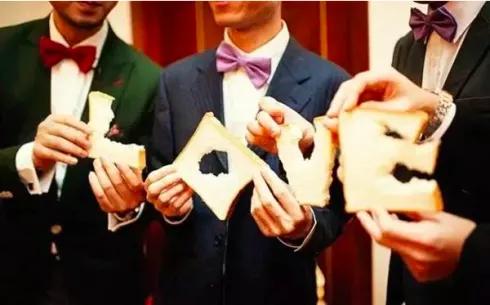 接亲堵门游戏是伴郎玩还是新郎玩,接亲堵门游戏一般玩几个