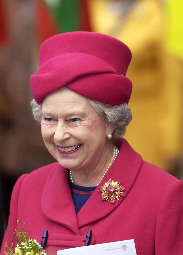 英国女王的珠宝留给卡米拉了吗,英女王戴的珍珠项链