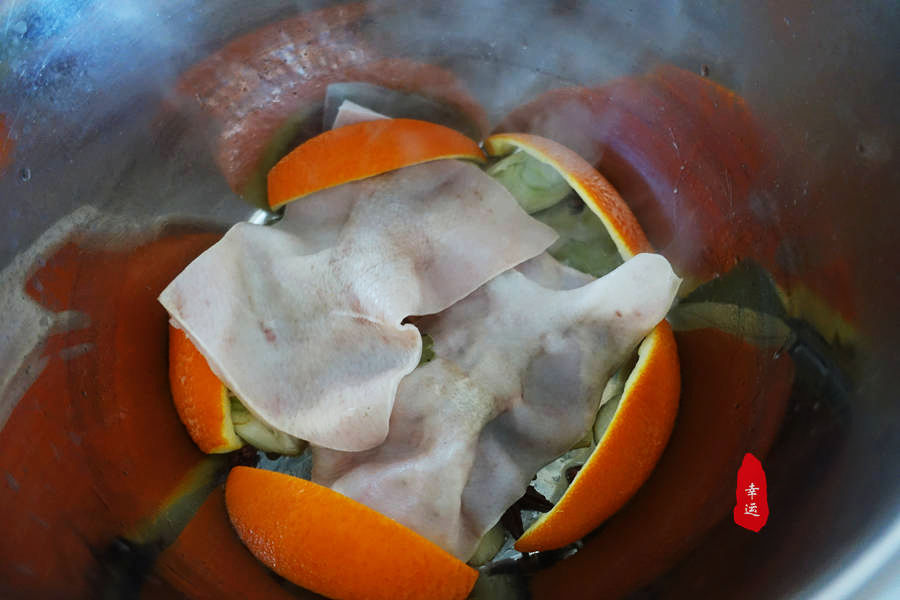 从高压锅中取出完整的酥鱼,真是不容易,它浑身酥软烂要轻拿轻放