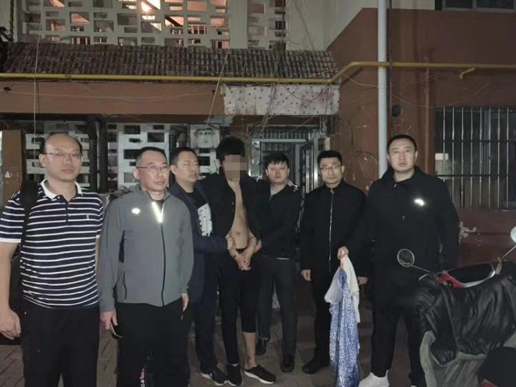 青岛男子尾随多名女性,青岛一男子搭讪女子