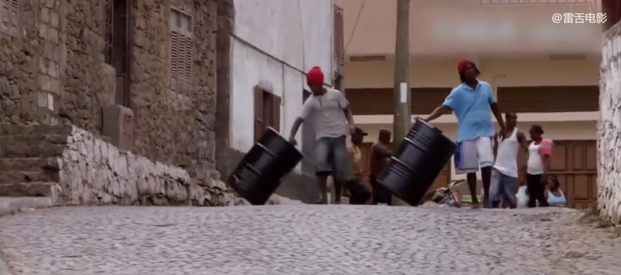 非洲小伙用铁桶建房子,只需要150块,就能拥有一室一厅!纪录片